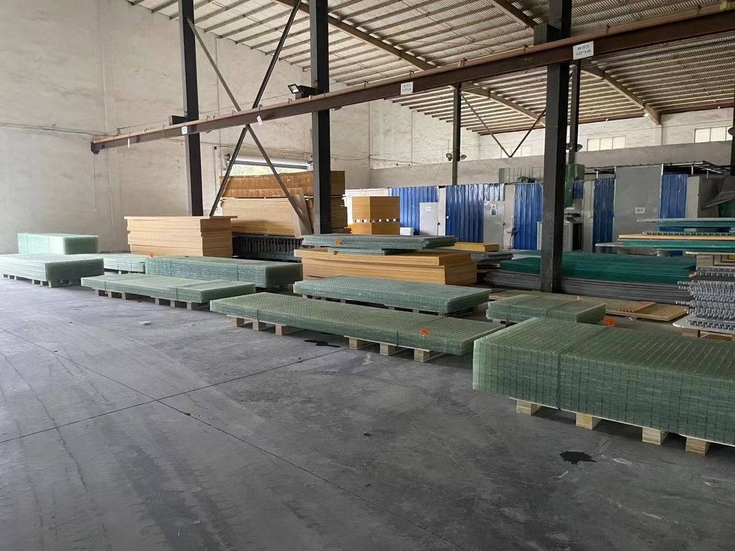Griglia di resina pura Griglia di griglia FRP Usare passeggiata o piattaforma in 38*38*38mm Dimensione del pannello personalizzata